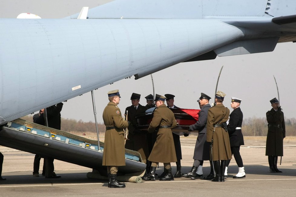 Rakev s tělem prezidenta Kaczyńského je nakládáno do letadla