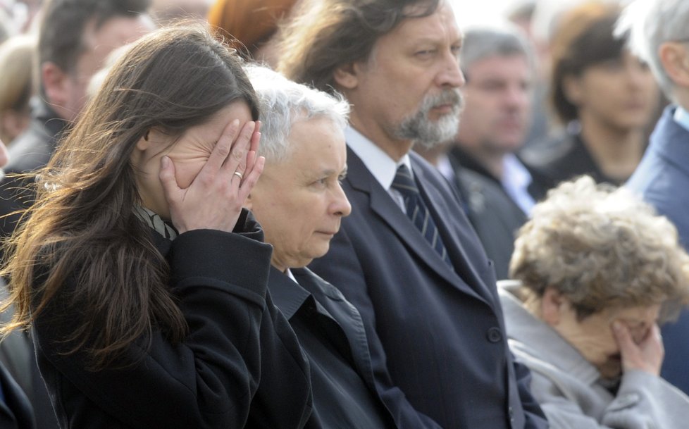 Marta truchlí nad smrtí svých rodičů, prezidenta Lecha Kaczyńského a jeho ženy Marie