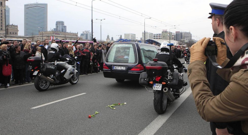 Auto s rakví prezidenta Kaczyńského projíždí Varšavou