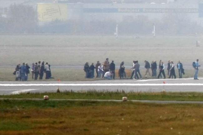 Cestující prchají z boeingu, který musel nouzově přistát bez podvozku. Na evakuaci měli jen 90 vteřin. Rychle utíkejte, křičel na ně kapitán letadla