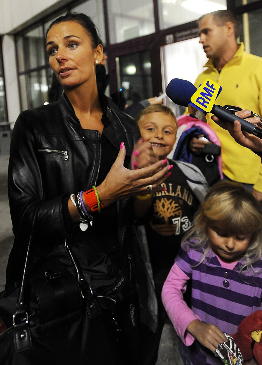 Rodina Dymeckova i s dětmi se pomalu vzpamatovávají z nouzového přistání. V hale se s novináři podělili o bezprostřední zážitky. 