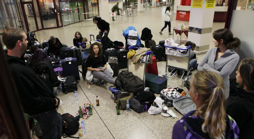 Několik letů bylo kvůli nouzovému přistání boeingu zrušeno. Cestující čekající na varšavském letišti na své lety posedávali, kde se dalo