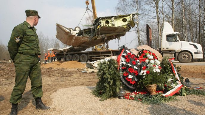 Trosky nakládá a odváží těžká technika