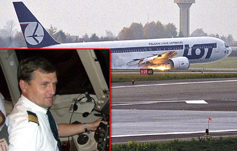 Pilot Tadeusz Wrona je novým hrdinou. Svým přistávacím manévrem zachránil životy 231 lidí