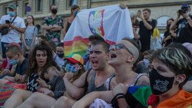 Tisíce Poláků protestovaly proti zadržení aktivisty za práva LGBT: Duha vás neuráží!