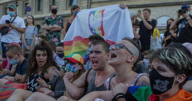 Tisíce Poláků protestovaly proti zadržení aktivisty za práva LGBT: Duha vás neuráží!