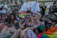 Tisíce Poláků protestovaly proti zadržení aktivisty za práva LGBT: Duha vás neuráží!