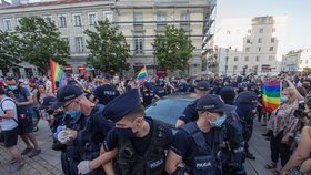 Tisíce lidí protestovaly ve Varšavě na podporu LGBT, (8.08.2020).