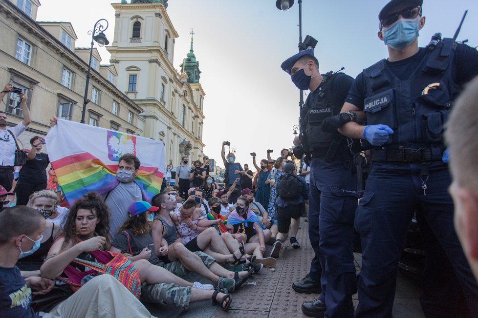 Tisíce lidí protestovaly ve Varšavě na podporu LGBT, (8.08.2020).