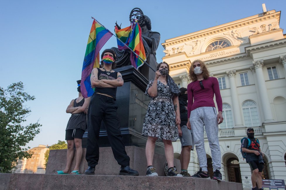 Tisíce lidí protestovaly ve Varšavě na podporu LGBT, (8.08.2020).