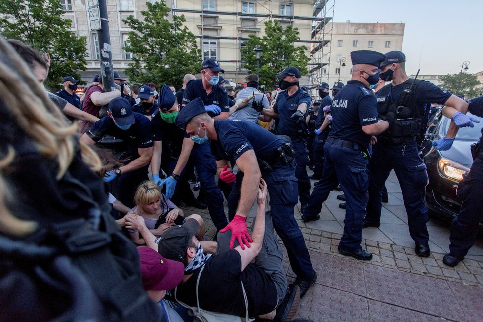 Tisíce lidí protestovaly ve Varšavě na podporu LGBT, (8.08.2020).