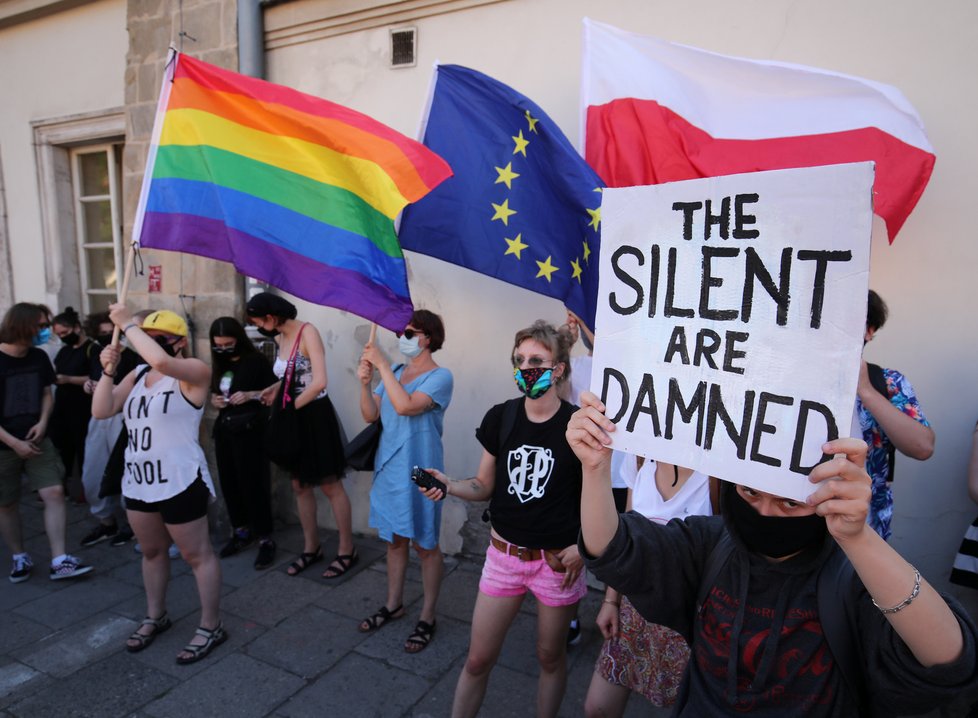 Tisíce lidí protestovaly ve Varšavě na podporu LGBT, (8.08.2020).