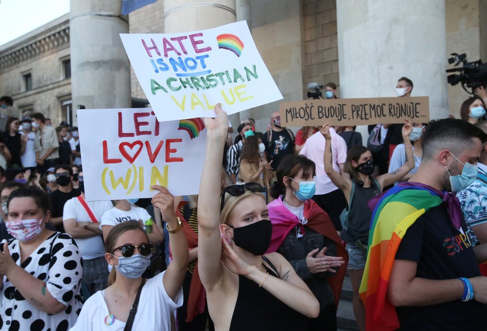 Tisíce lidí protestovaly ve Varšavě na podporu LGBT, (8.08.2020).