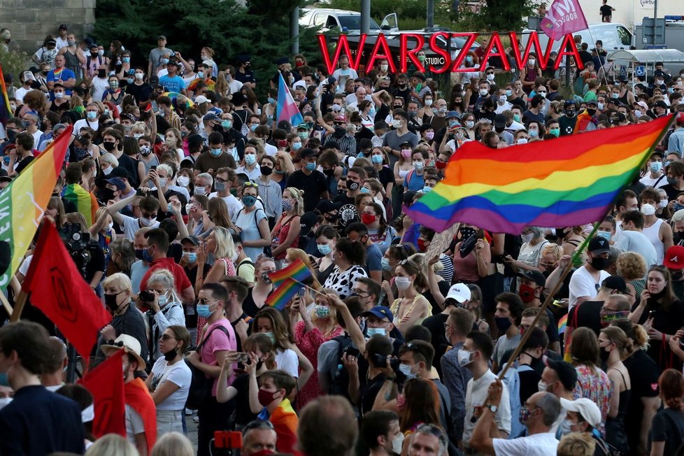 Tisíce lidí protestovaly ve Varšavě na podporu LGBT, (8.08.2020).