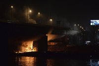 Ve Varšavě hořel most: Hasiči s ohněm bojovali 12 hodin