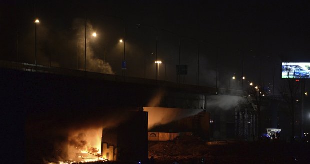 Ve Varšavě hořel most: Hasiči s ohněm bojovali 12 hodin
