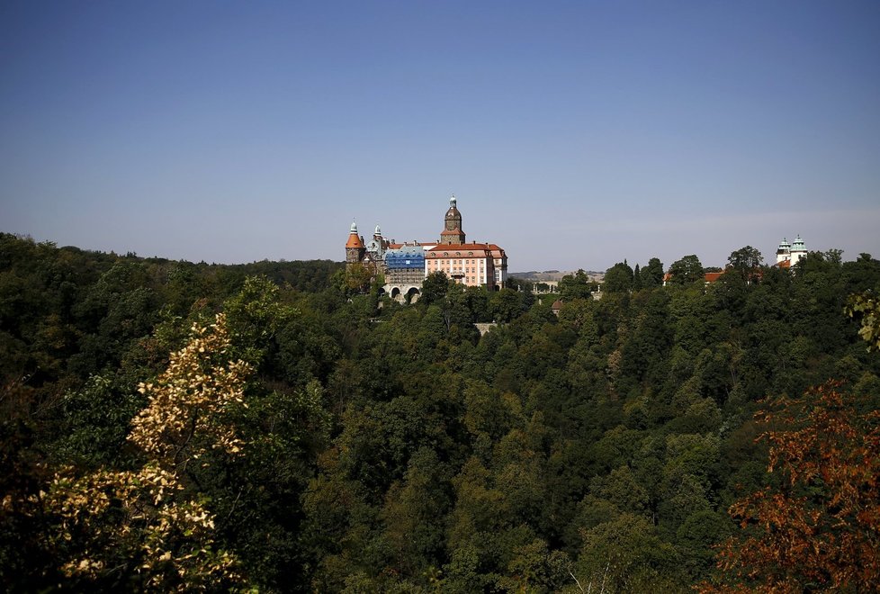 Zámek Książ ležící na severozápadním předměstí města Valbřich