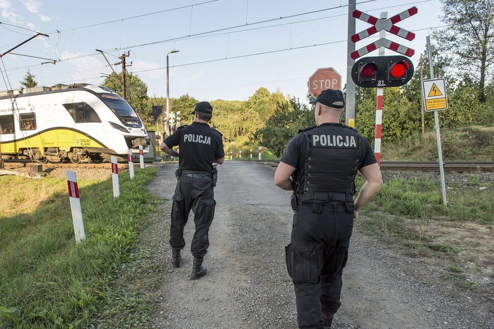 U Valbřichu nyní hlídkují policisté, aby odradili případné hledače pokladů.