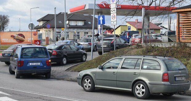 Polské čerpací stanice po návalu řidičů z Česka: Zavádějí limit na tankování!