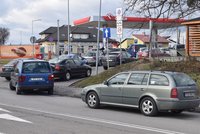 Polské čerpací stanice po návalu řidičů z Česka: Zavádějí limit na tankování!