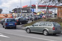Polské čerpací stanice po návalu řidičů z Česka: Zavádějí limit na tankování!