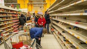 Prázdné regály v obchodech v Polsku v roce 2020