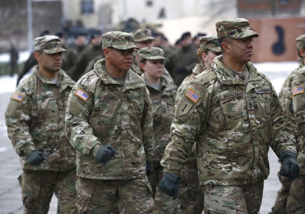 Do Polska dorazili vojáci NATO, vítala je premiérka i ministr obrany.