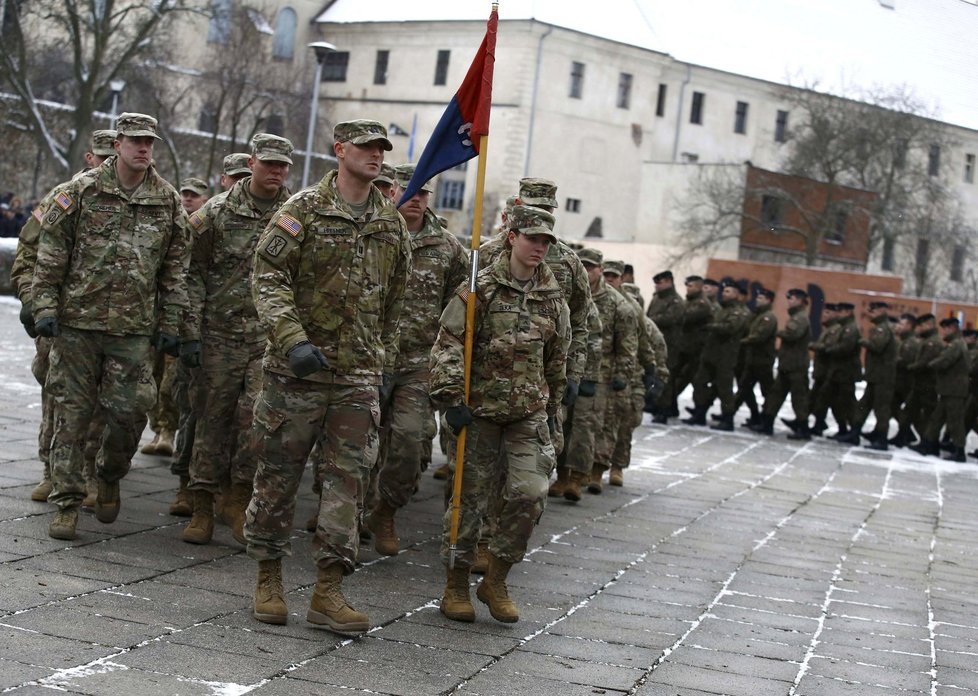 Do Polska dorazili vojáci NATO, vítala je premiérka i ministr obrany.