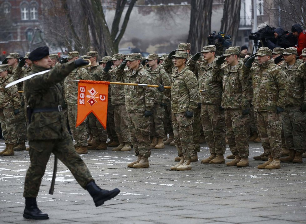 Do Polska dorazili vojáci NATO, vítala je premiérka i ministr obrany.