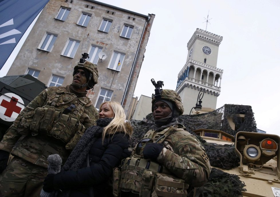 Do Polska dorazili vojáci NATO, vítala je premiérka i ministr obrany.