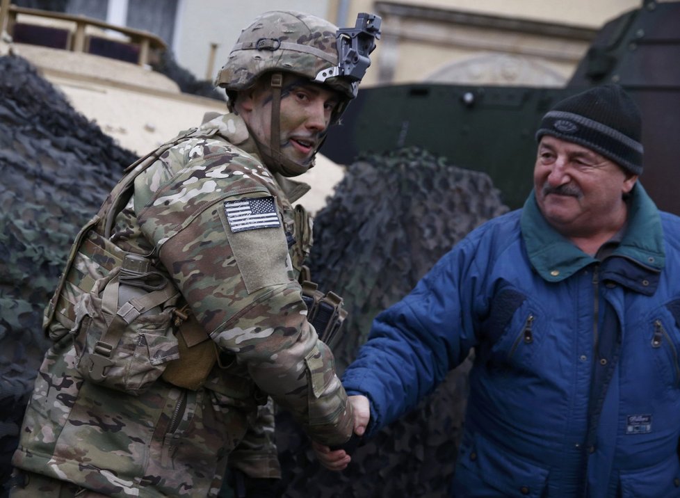 Do Polska dorazili vojáci NATO, vítala je premiérka i ministr obrany.