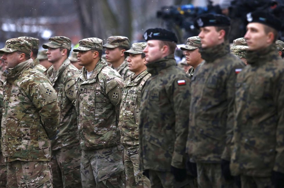 Do Polska dorazili vojáci NATO, vítala je premiérka i ministr obrany.