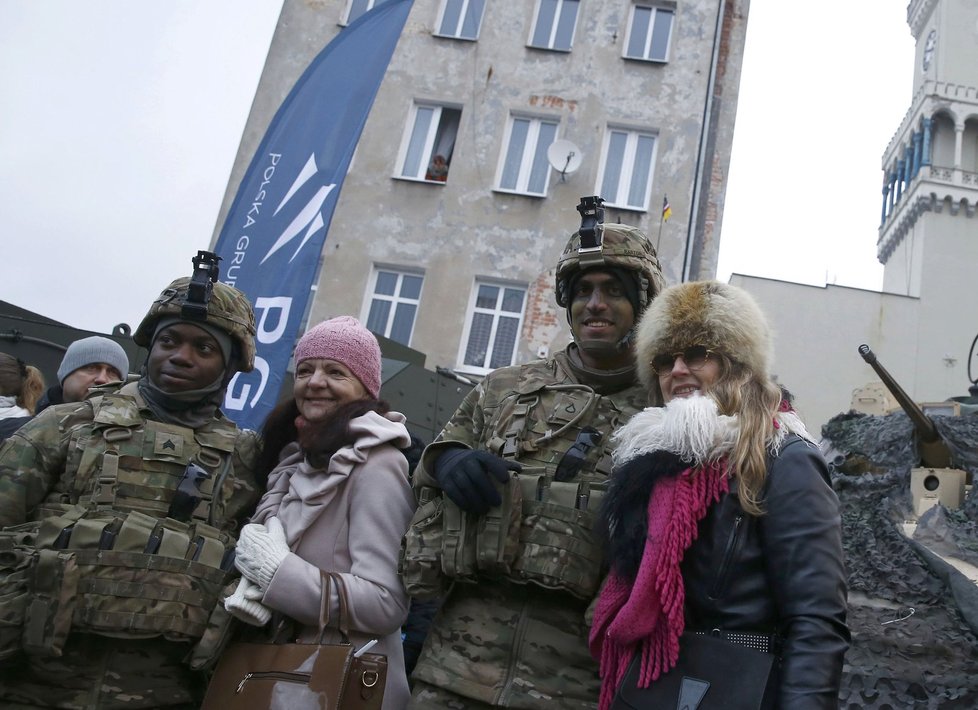 Do Polska dorazili vojáci NATO, vítala je premiérka i ministr obrany.