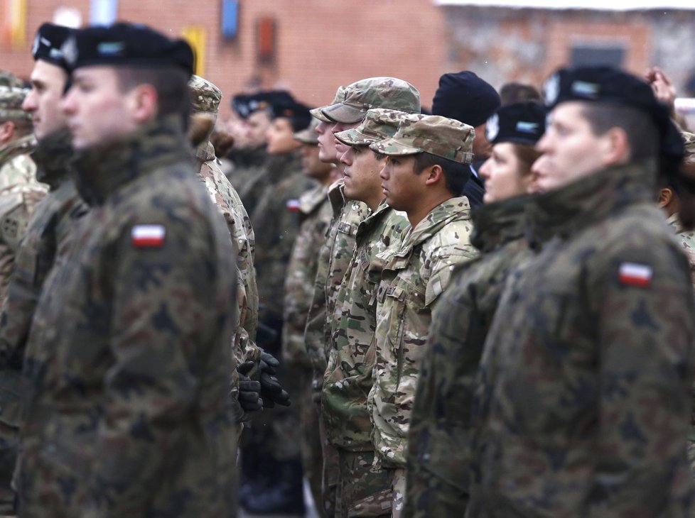 Do Polska dorazili vojáci NATO, vítala je premiérka i ministr obrany.