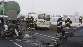 Hromadná srážka 76 vozů zablokovala dálnici. Hasiči vystříhávali řidiče z vozů.