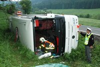 Čelní střet autobusu a kamionu: 15 zraněných
