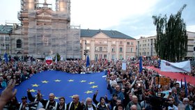 Na podporu polského nejvyššího soudu v úterý večer demonstrovaly tisíce Poláků (3.7.2018).