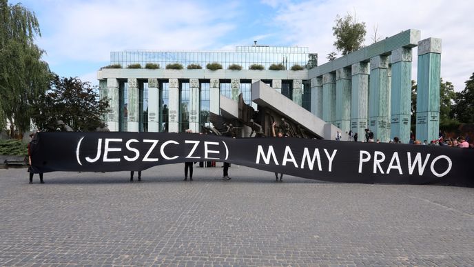 Odpůrci reformy soudnictví s dílny polské vlády před budovou nejvyššího soudu ve Varšavě (4.7.2018). Odpůrci reformy soudnictví s dílny polské vlády před budovou nejvyššího soudu ve Varšavě (4.7.2018).