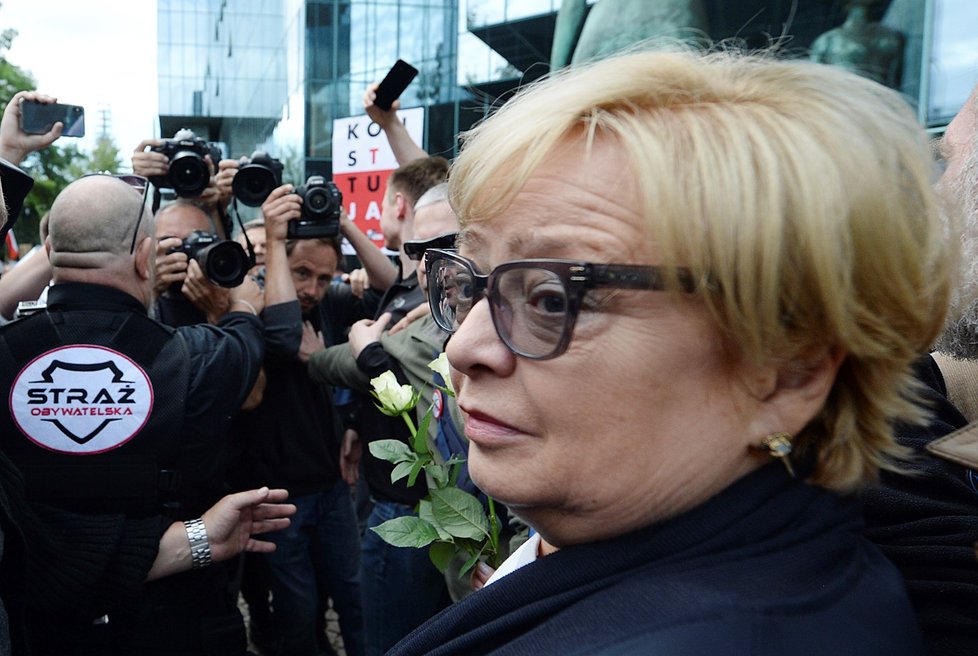 Předsedkyně polského nejvyššího soudu Malgorzata Gersdorfová, která by na základě sporného zákona měla být ode dneška v penzi, dorazila ráno do práce(4.7.2018).