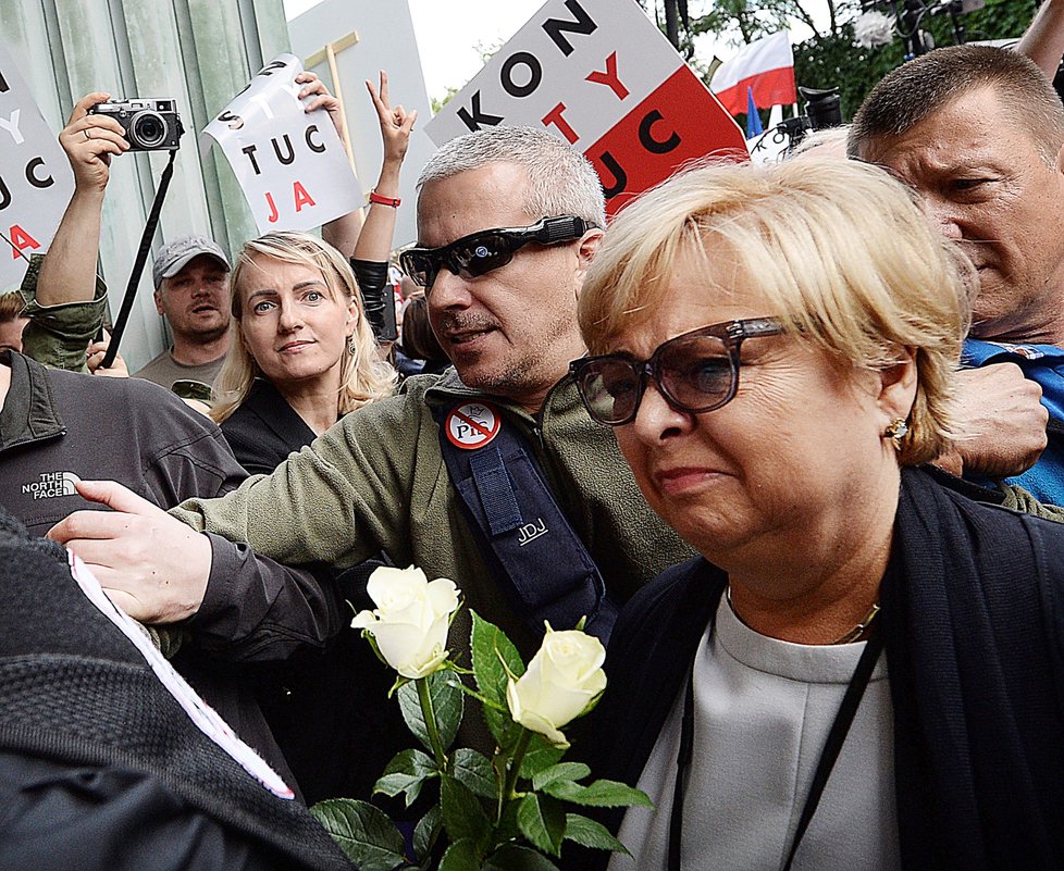 Předsedkyně polského nejvyššího soudu Malgorzata Gersdorfová, která by na základě sporného zákona měla být ode dneška v penzi, dorazila ráno do práce (4.7.2018).