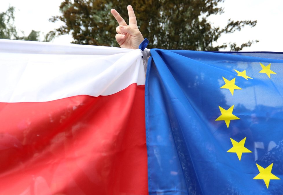 Při protestech proti reformě soudnictví lají kromě polské vlajky často i vlajky Evropské unie (4.7.2018).