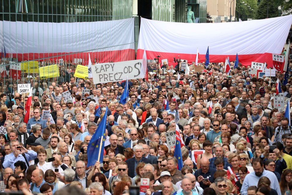 Odpůrci reformy soudnictví s dílny polské vlády před budovou nejvyššího soudu ve Varšavě (4.7.2018).