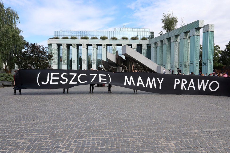 Odpůrci reformy soudnictví s dílny polské vlády před budovou nejvyššího soudu ve Varšavě (4.7.2018).