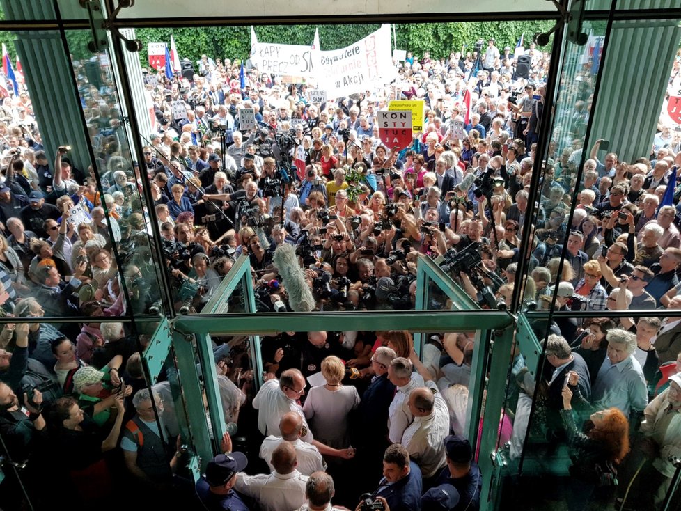 Gersdorfovou přišly před budovu soudu podle polských médií podpořit stovky lidí (4.7.2018).