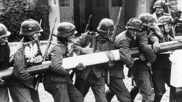 Němečtí vojáci strhávají Polskou hraniční závoru.