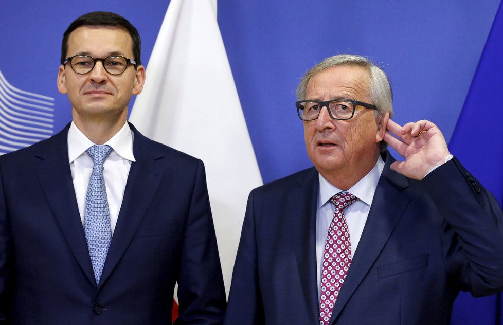 Polský premiér Mateusz Morawiecki a předseda Evropské komise Jean-Claude Juncker.