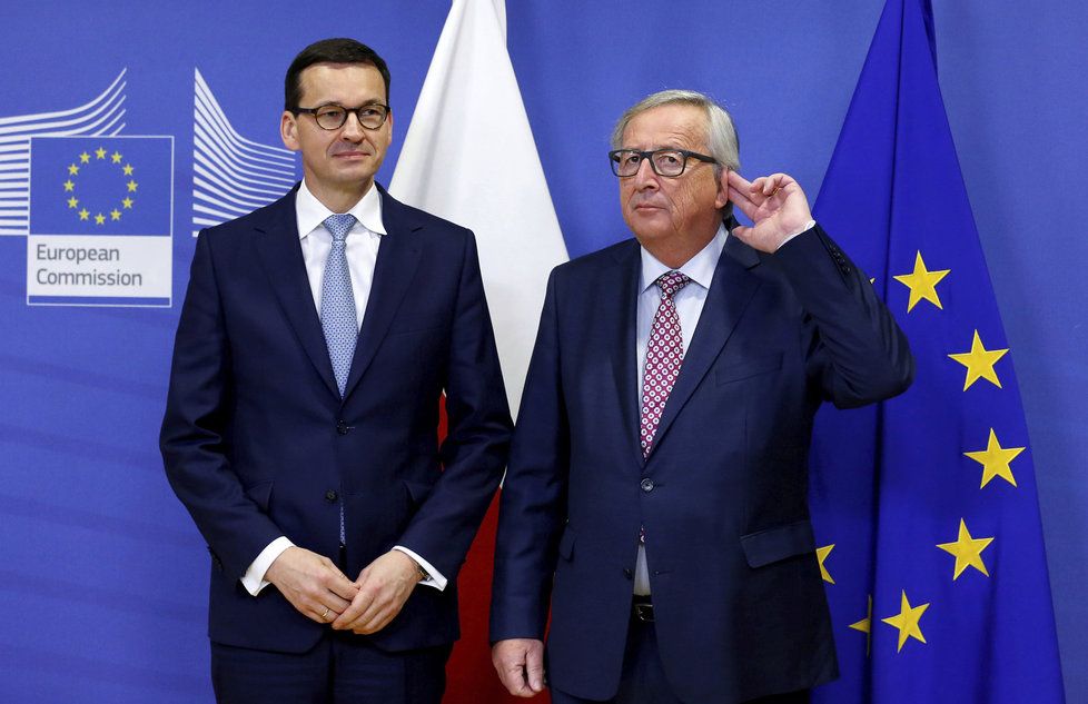 Polský premiér Mateusz Morawiecki a předseda Evropské komise Jean-Claude Juncker.