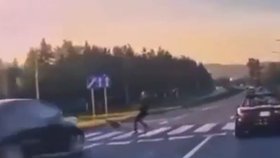 Mladík se k chodci přiřítil rychlostí 120 km/h.
