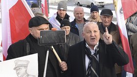 V Polsku vyšetřují protest stoupenců krajní pravice v Osvětimi.