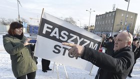 V Polsku vyšetřují protest stoupenců krajní pravice v Osvětimi.